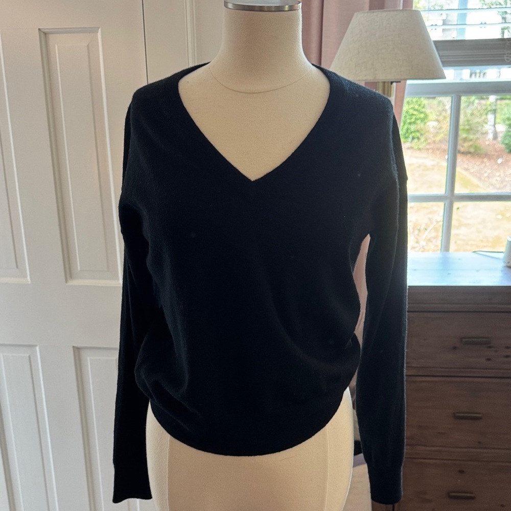 EUC - Classic Black V-Neck Sweater Cashmere